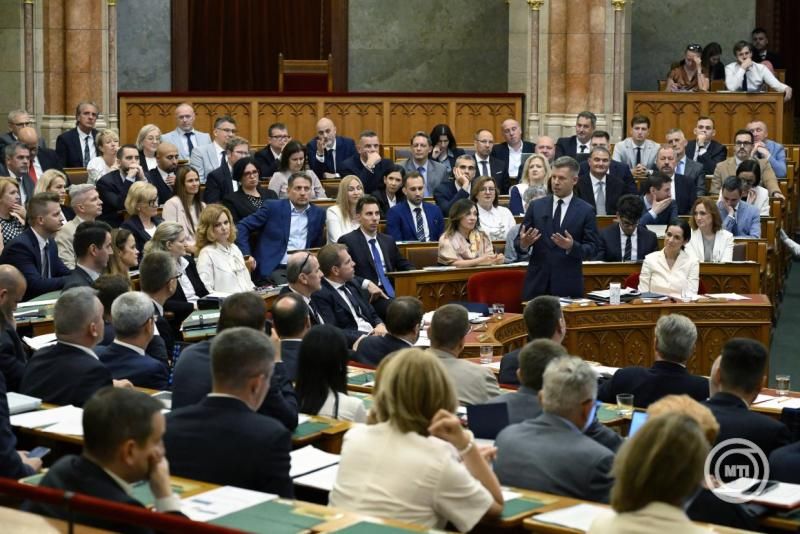 Éles szócsata a Parlamentben: így reagáltak a pártok Magyar Péter tisztítótűz-műveletére