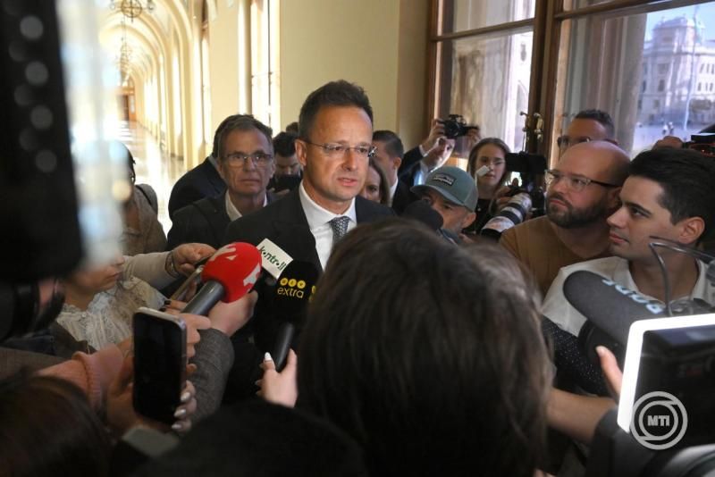 Szijjártó a BYD támogatását védte, kérdésekre nem válaszolt a meghallgatásán
