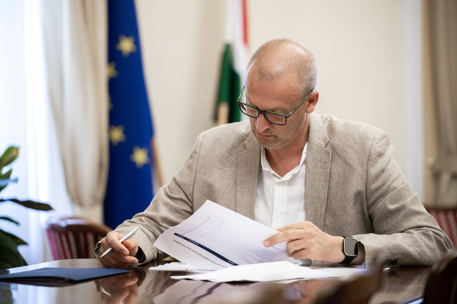Milliárdok áramlanak vissza az NKA-hoz: fideszes hátterű szervezetek és egy Pesti Srácok-közeli kocsma is fizetett